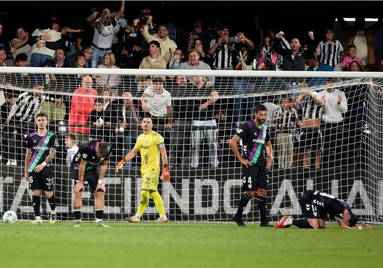 El Málaga se hunde en el descuento y sufre una remontada increíble (2-1)